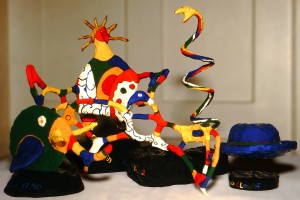 Pappmaché-Figuren nach Niki de Saint Phalle (1990)