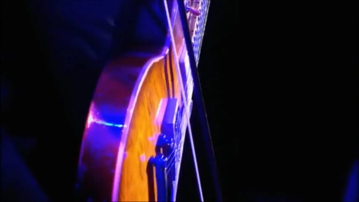 Led Zeppelin: Celebration Day: O2 Arena London, 2007-12-10: Jimmy Page mit Cello Bogen