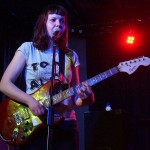 Andrea Wiezoreck aka Andreya Casablanca: Gesang und Gitarre bei No Fun am 26. April 2014 in Fürth im Kopf und Kragen