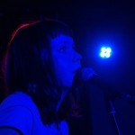 Andrea Wiezoreck aka Andreya Casablanca: Gesang und Gitarre bei No Fun am 26. April 2014 in Fürth im Kopf und Kragen