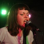 Andrea Wiezoreck aka Andreya Casablanca: Gesang und Gitarre bei No Fun am 26. April 2014 in Fürth im Kopf und Kragen