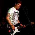 Jens Schmidt aka Reverend Reefer: Bass und Gesang bei No Fun am 26. April 2014 in Fürth im Kopf und Kragen