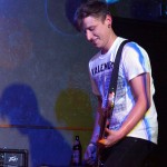 Jens Schmidt aka Reverend Reefer: Bass und Gesang bei No Fun am 26. April 2014 in Fürth im Kopf und Kragen