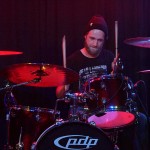 Sebastian Vogel am Schlagzeug beu No Fun am 26. April 2014 in Fürth im Kopf und Kragen